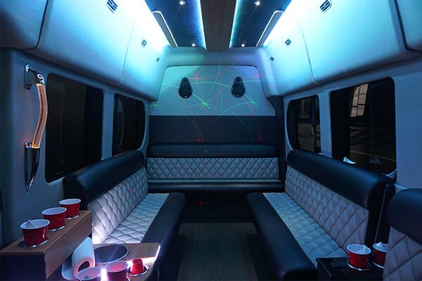 Limousine-Clubbing-Party-Van